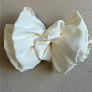 Vintage Unbranded Soft Ivory Chiffon Bow Barrette Hair Accessory.